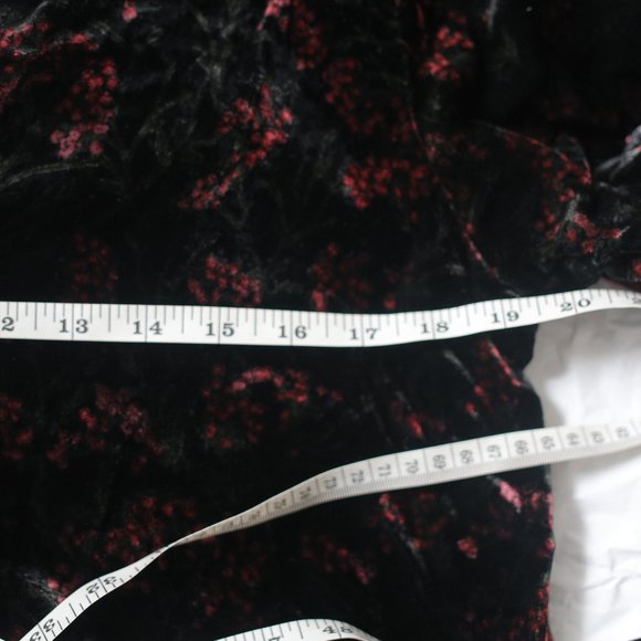NWT PRINTED VELVET FLORAL BLOUSE. - Picture 9 of 10